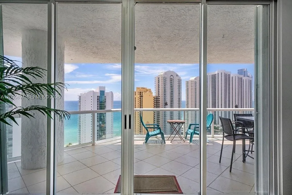Oceania Iv Condo — Photo 4