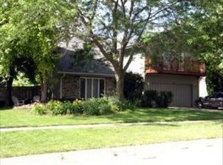 1025 Shadowood Ln, Crystal Lake, IL 60014