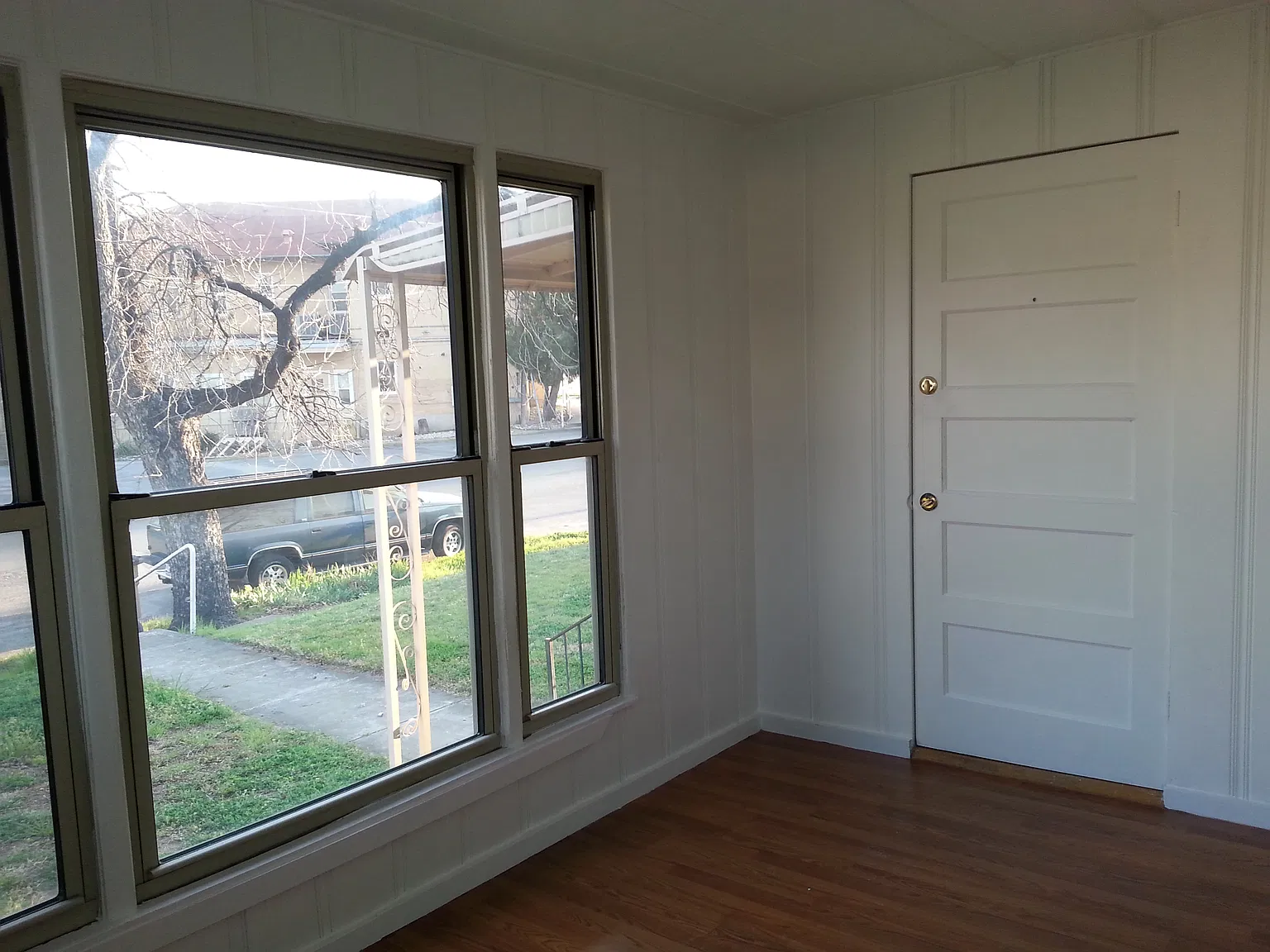 208 E Twohig Ave — Photo 4