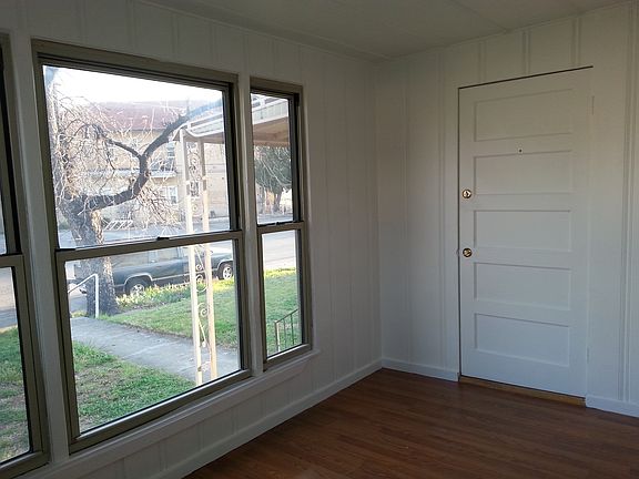 4th image of 208 E Twohig Ave