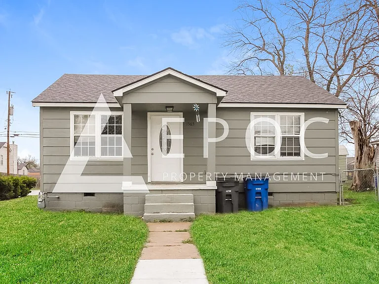 1565 N Elgin Ave — Photo 1