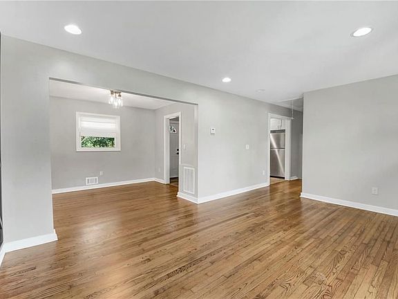 5th image of 2692 Rockcliff Rd