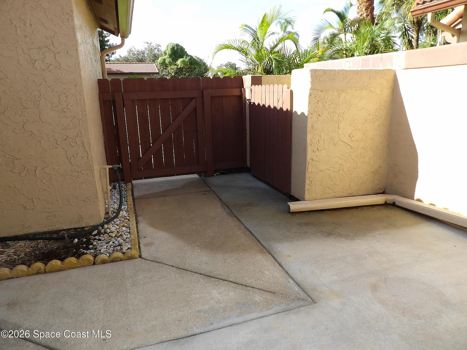 2 bed, 2.0 bath, 876 sqft, $1,795 — Photo 2