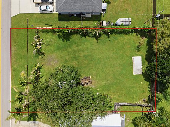 4th image of 719 SE Thornhill Drive