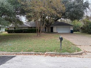 911 Woodcastle Dr, Corsicana, TX 75110