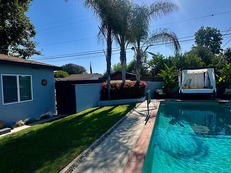 8958 N Swinton Ave — Photo 76