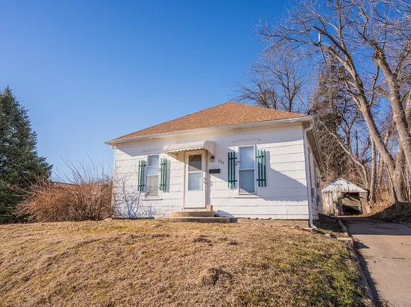 206 S Locust St, Glenwood, IA 51534