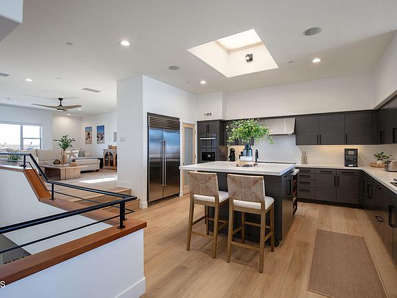 3rd image of 815 Mandalay Beach Rd