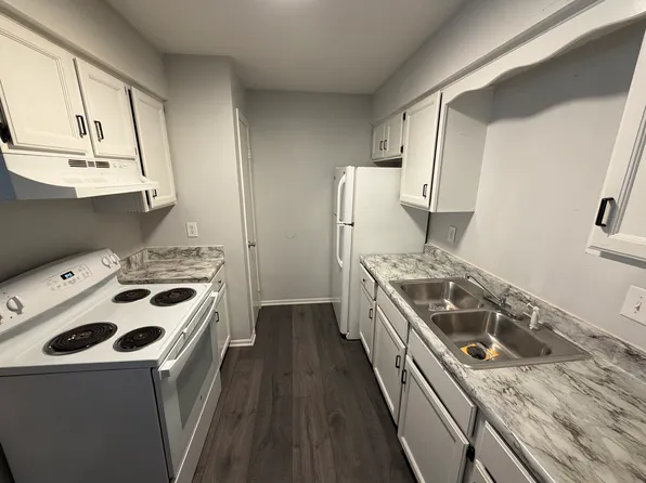 559 N Somerset Ter, Olathe, KS 66062