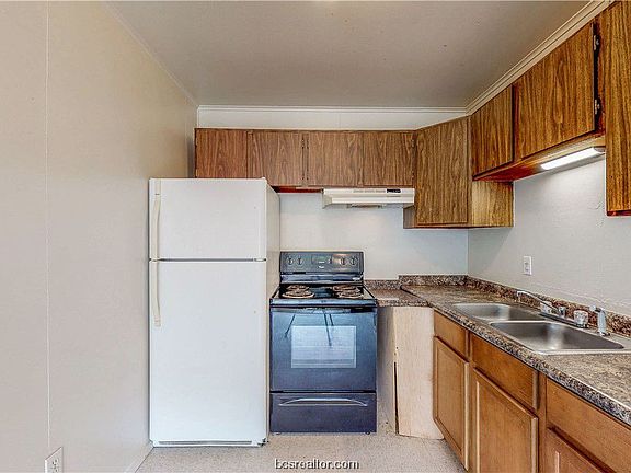 5th image of 206 Lynn Dr #D