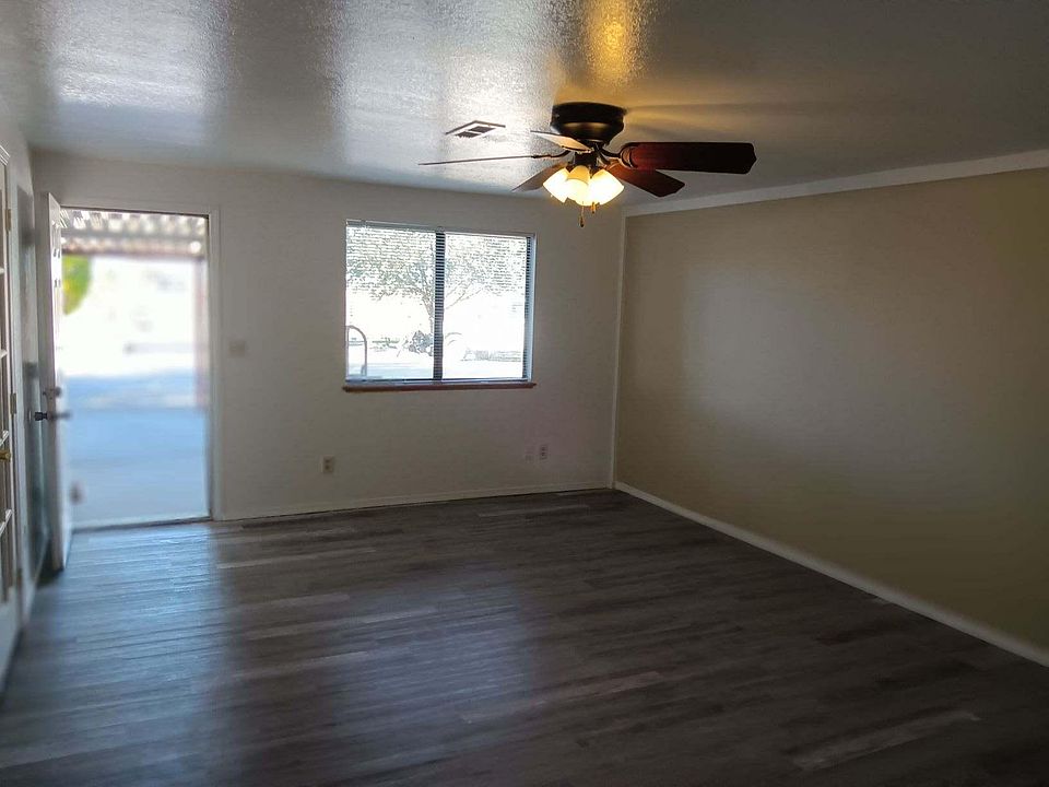 Living room / entrance door