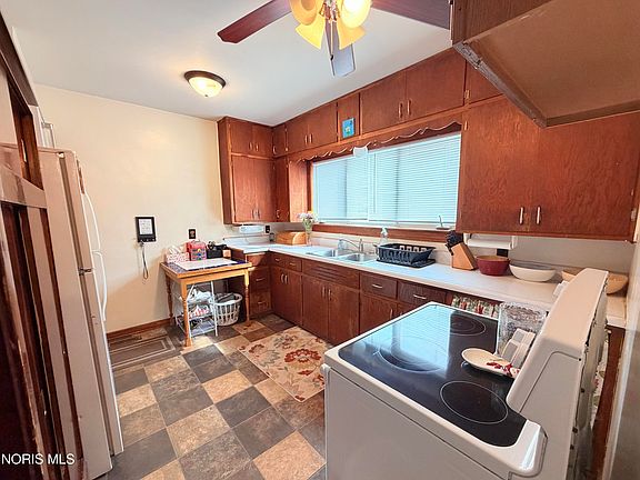 3rd image of 1494 Westgate Dr