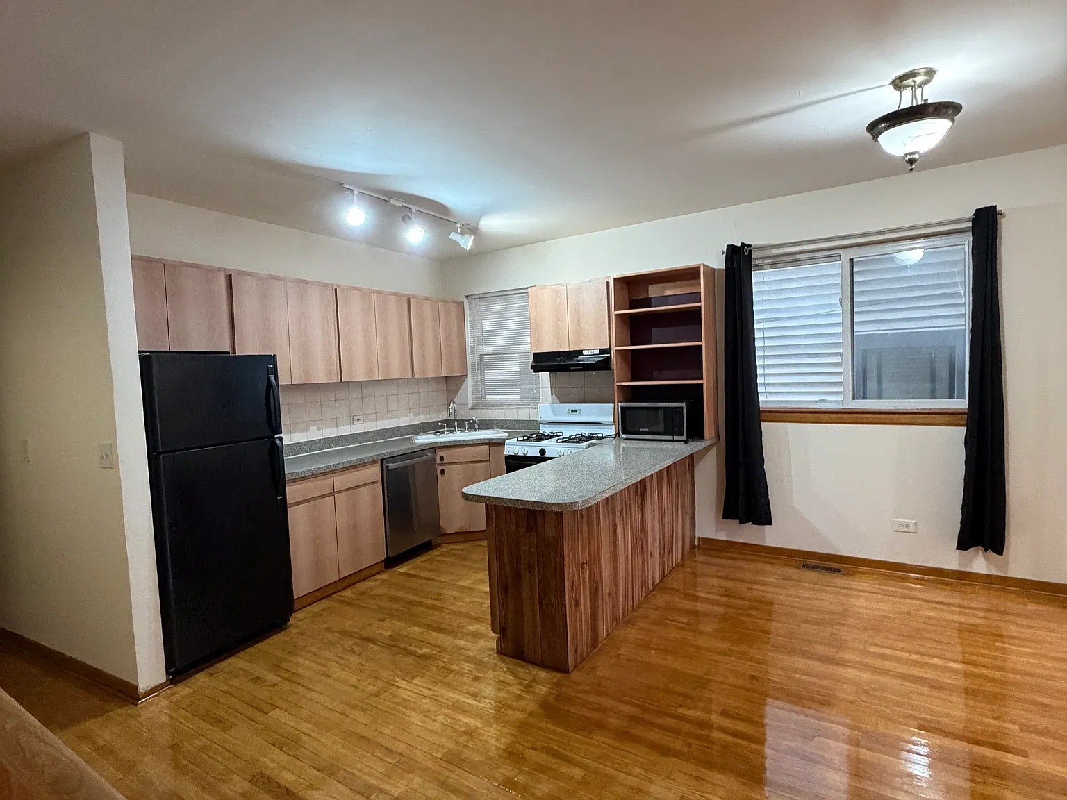 1247 W Erie St — Photo 3