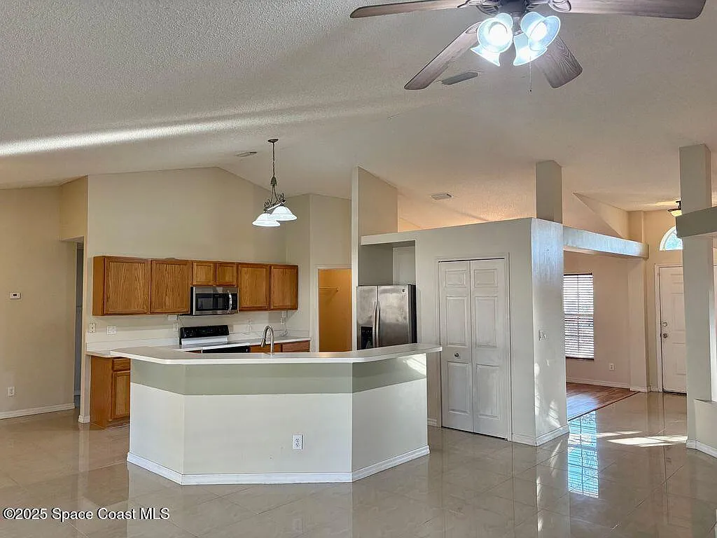 4 bed, 2.0 bath, 2236 sqft, $2,525 — Photo 4