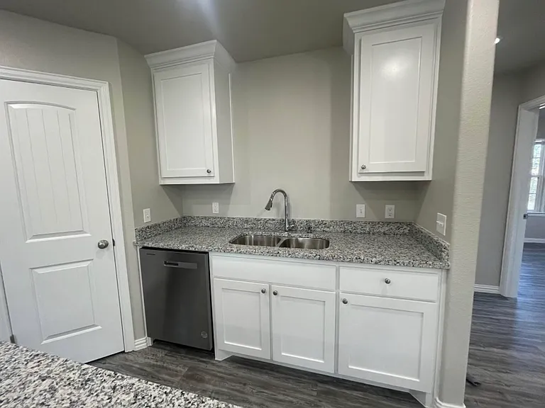 1309 W Texas St — Photo 4