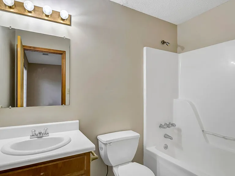122 Hazelwood Ct — Photo 18