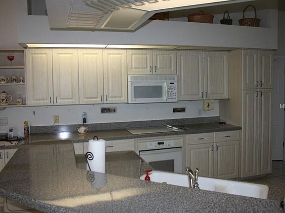 5th image of 942 Texas St