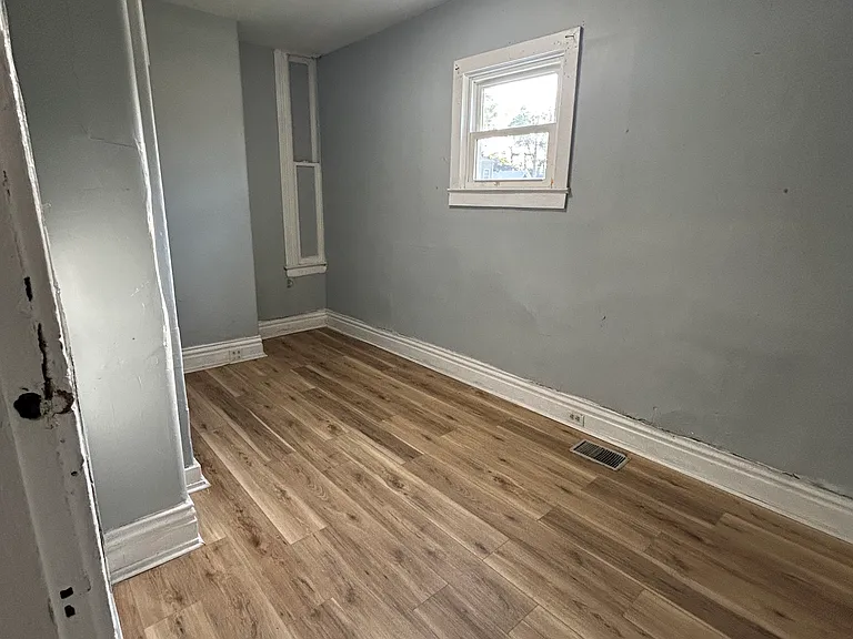 703 E Saint Catherine St — Photo 5