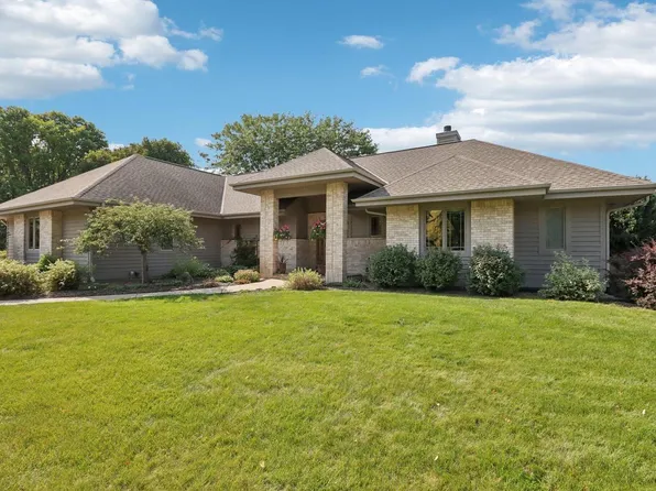 W295N1777 Prairie Wood COURT, Pewaukee, WI 53072