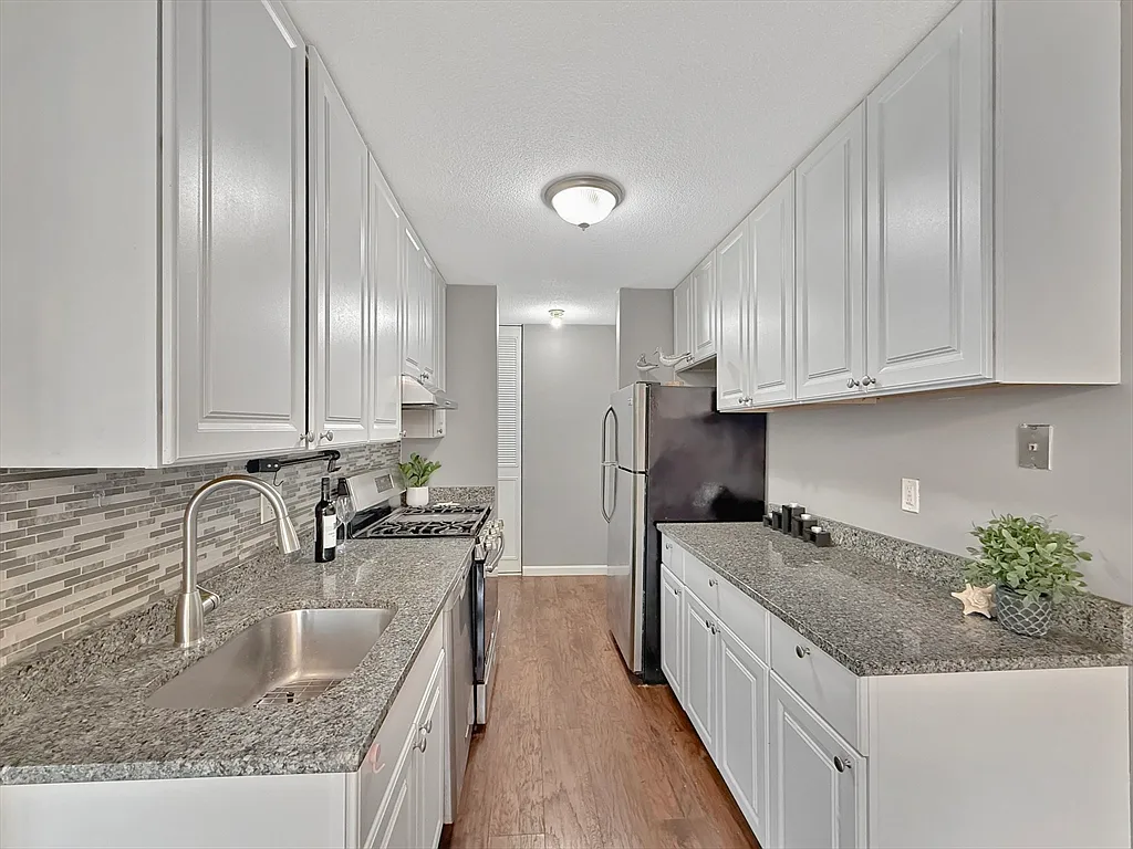 1 bed, 1.0 bath, 685 sqft, $1,750 — Photo 2