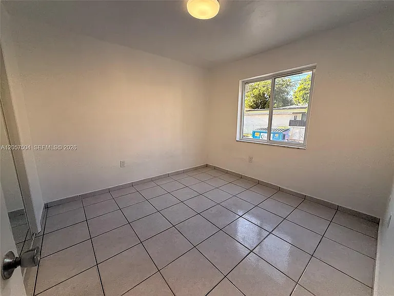 1860 SW 22nd St #4 — Photo 5