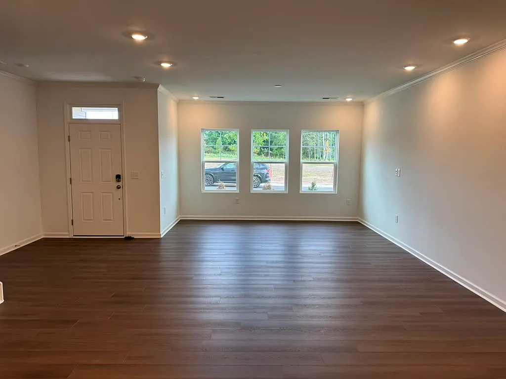 3 bed, 2.5 bath, 1939 sqft, $1,945 — Photo 2