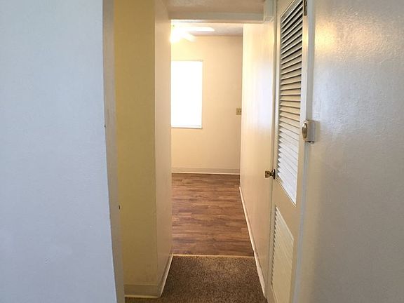 5th image of 241 Glenlake Dr APT A