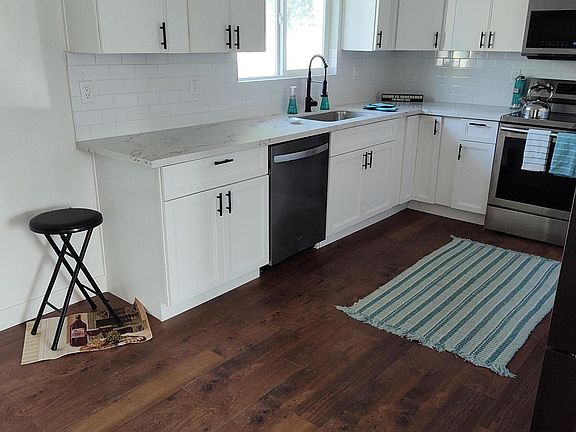 3rd image of 408 W Hartford Rd