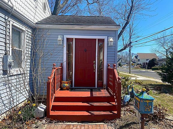 3rd image of 131 W Groveland Ave