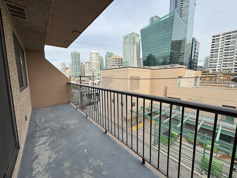1045 Haro St — Photo 15