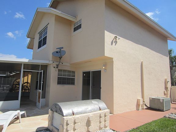 4th image of 530 NW 207th Ter