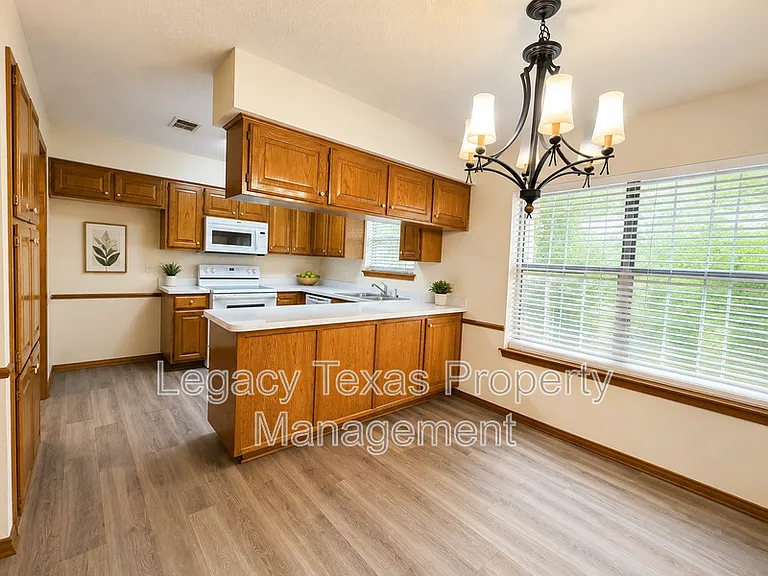 1203 Stonelake Dr — Photo 2