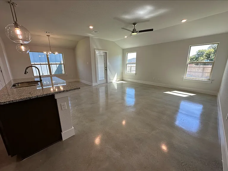 1038 Lexington Dr — Photo 4