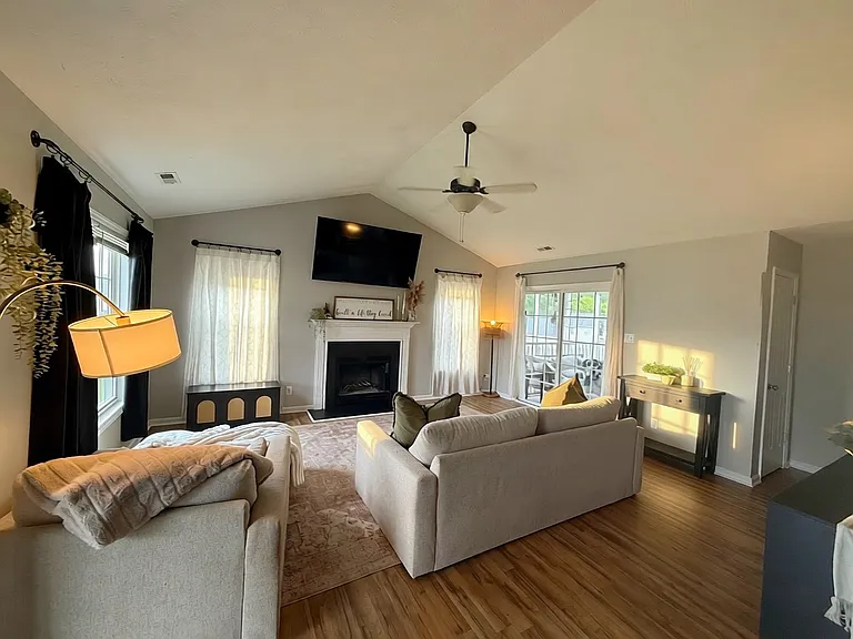 220 Walden Green Dr — Photo 2