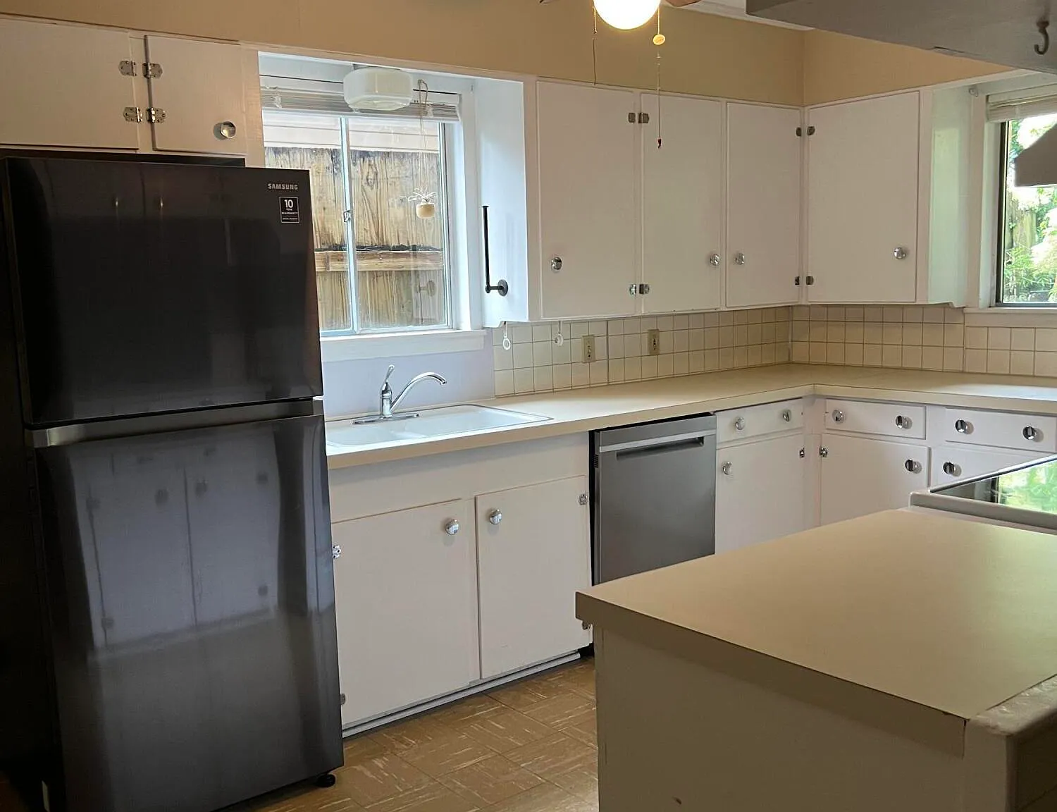 3 bed, 1.0 bath, 1200 sqft, $1,500 — Photo 3