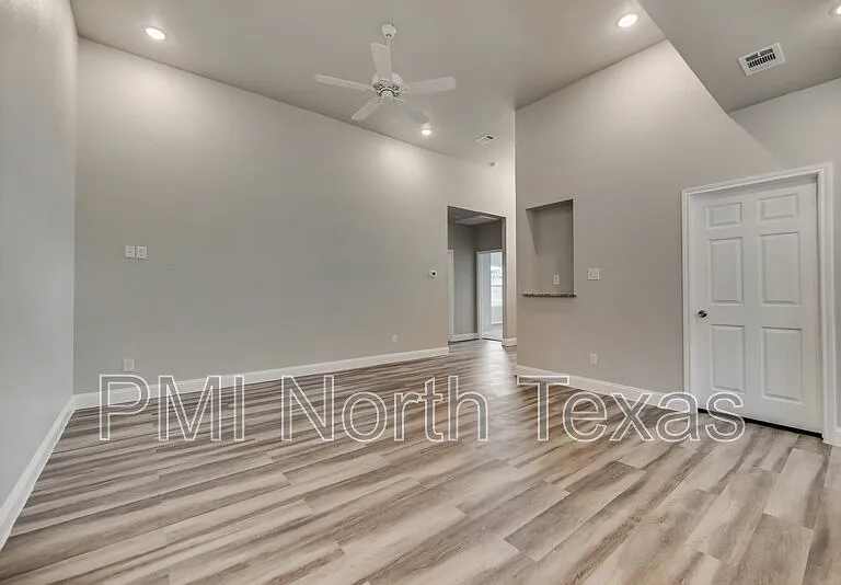 1518 Walworth St — Photo 4