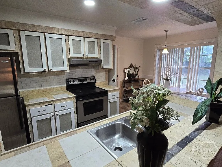 113 Wyckfield Rd — Photo 4