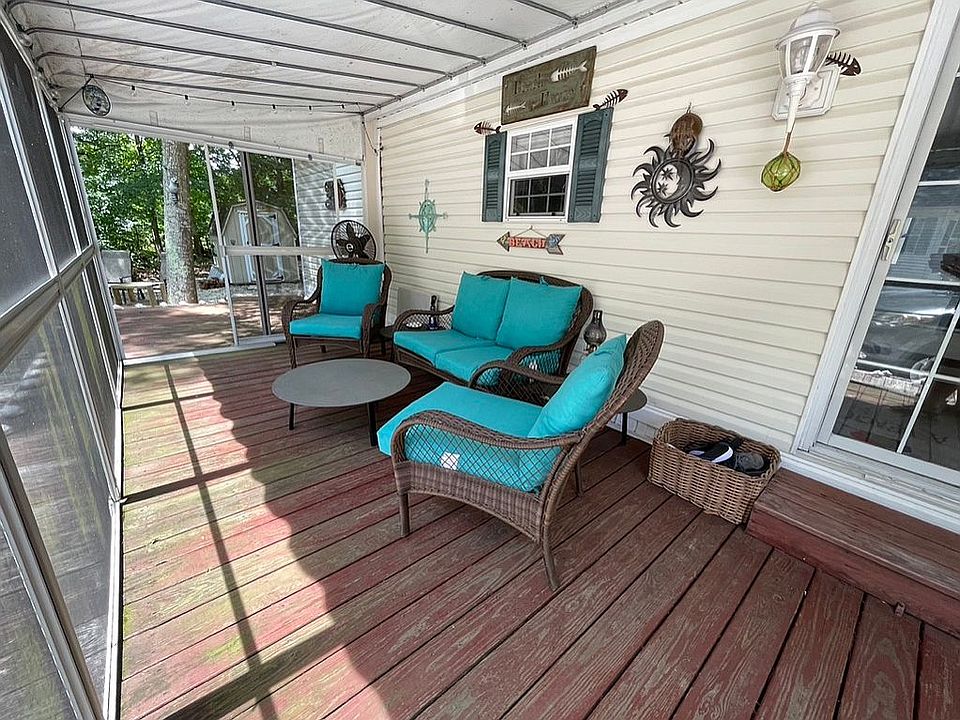 Full deck/screen room 
