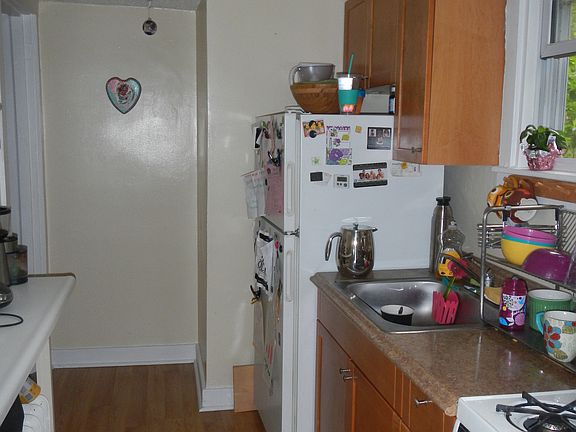 5th image of 132 Linden Ave APT 2