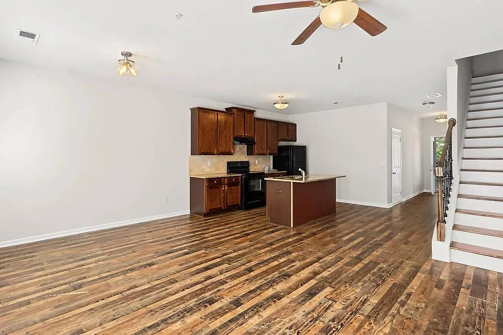 3 bed, 2.5 bath, 1454 sqft, $1,850 — Photo 2