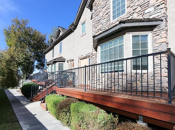 2nd image of 1322 E Lake Springs Ln