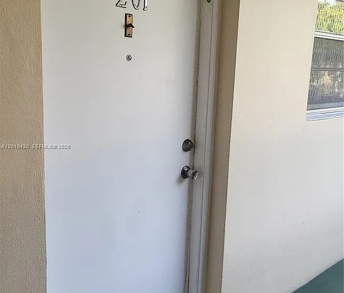 1001 NE 14th Ave #201 — Photo 4