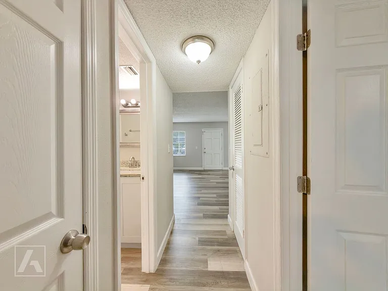 Carriage House Apts — Photo 66