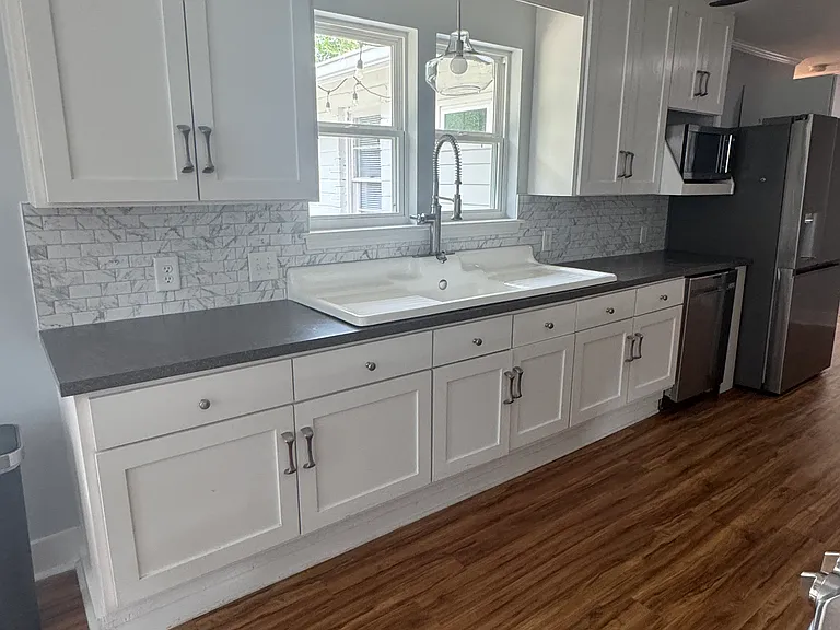 Farmhouse sink feature