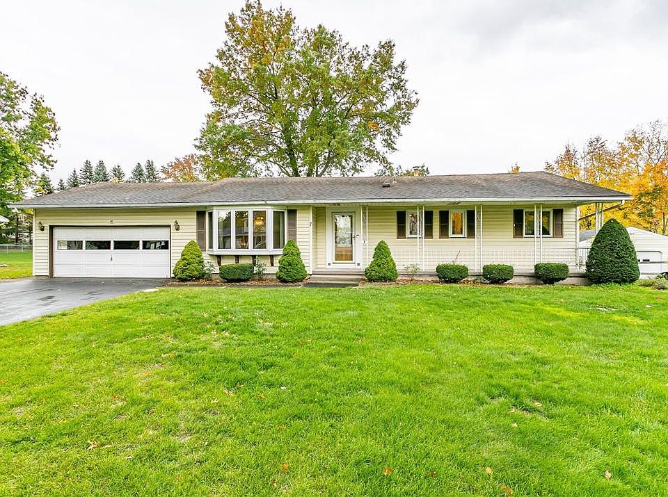 1st image of 7 Brasser Dr