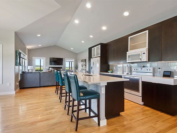 5th image of 310 Juniper St