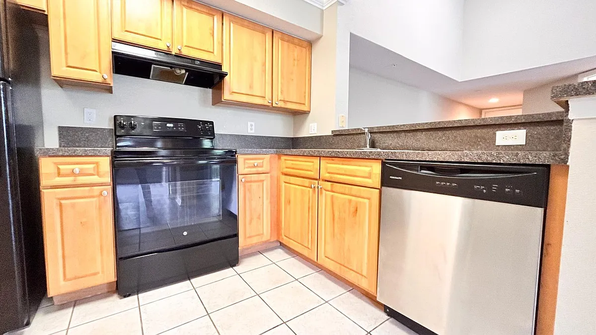 Building Photo - 15155 Michelangelo Blvd #304