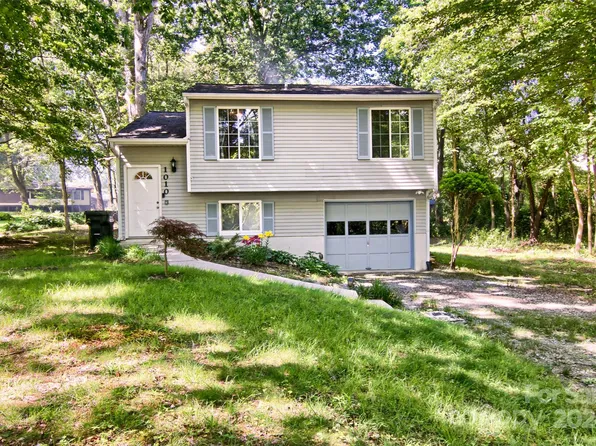1010 W Gilbert St, Hendersonville, NC 28792
