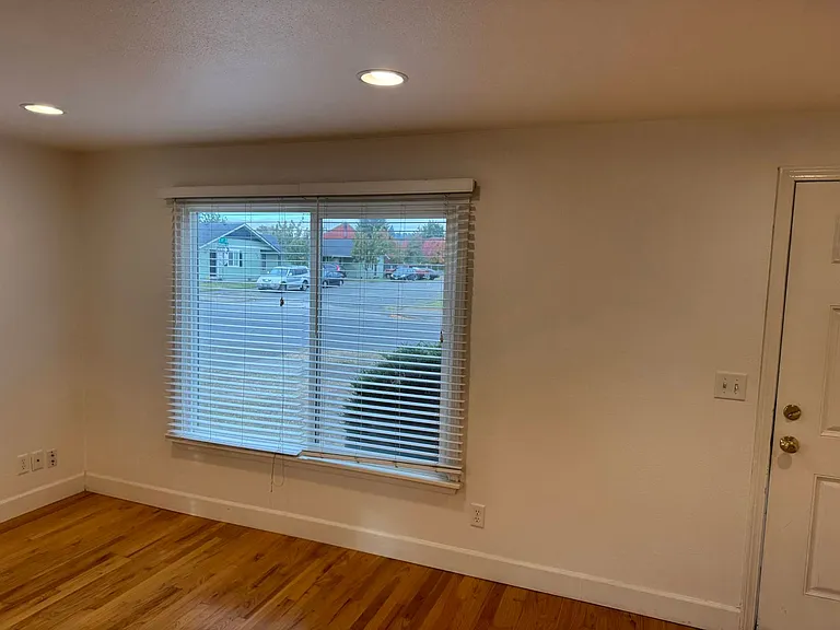 2091 Hilyard St — Photo 4