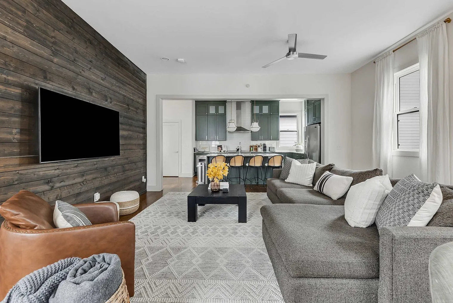 3 bed, 3.0 bath, 1732 sqft, $5,031 — Photo 3